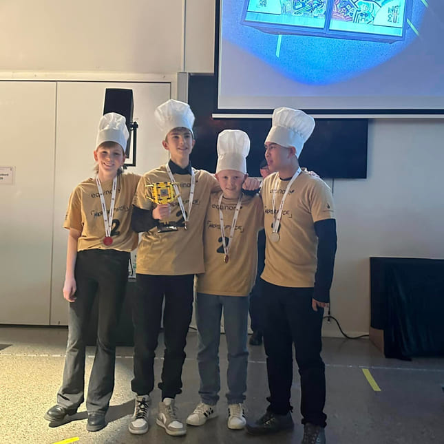 Elevene på Akademiet Realfagsskole Drammen under First Lego League-konkurranse i Drammen