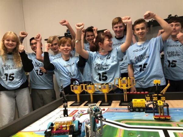 First Lego League-laget smiler til kamera