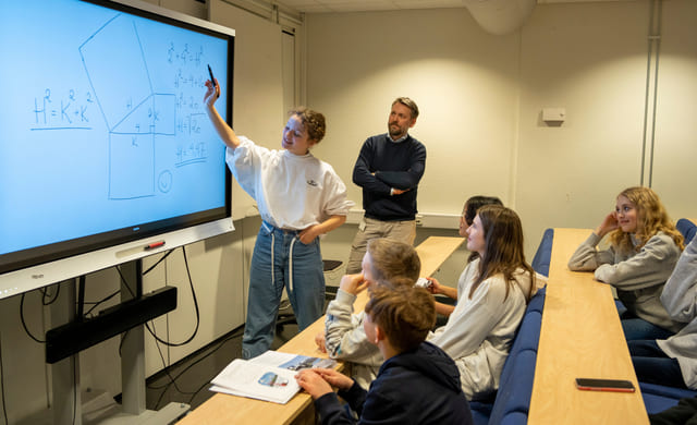 Elev på Ålesund Realfagsungdomsskole presenterer matematikk på tavlen