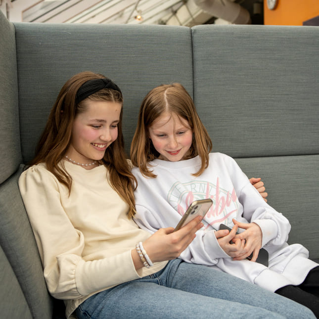 Elever på Ålesund Realfagsungdomsskole holder på med mobil