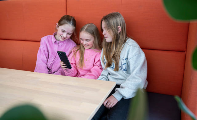 Elever på Ålesund Realfagsungdomsskole holder på med mobil