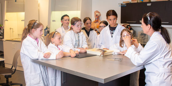 Elever på Ålesund Realfagsungdomsskole har forsøk på labben