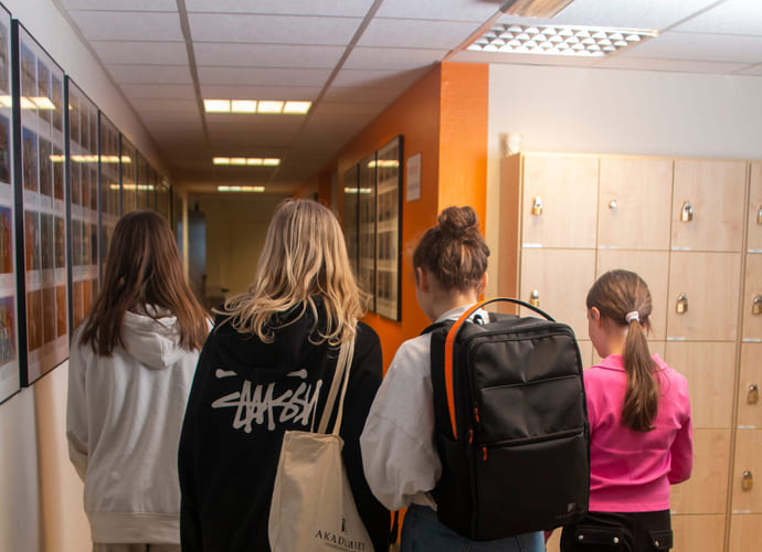 Elever på Ålesund Realfagsungdomsskole går i gangen