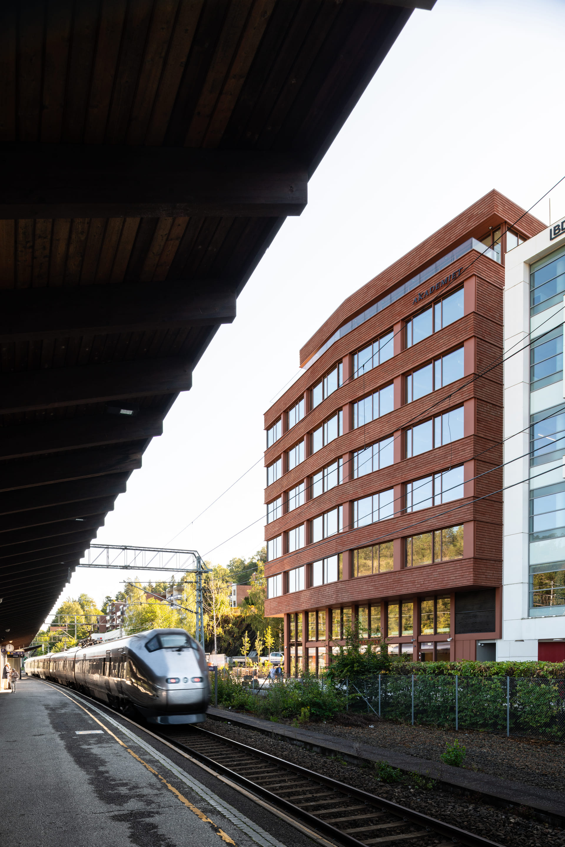 Fasaden til Akademiet VGS Sandvika