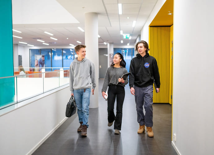Elever på Akademiet Realfagsgymnas Sandvika går i gangen