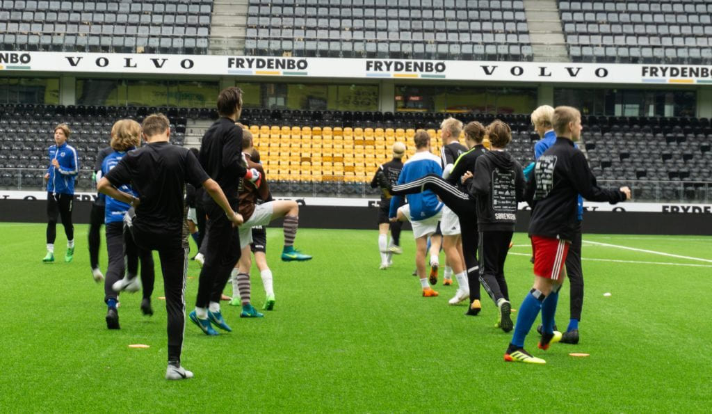 Fotballspillere spiller fotball på en fotballstadion