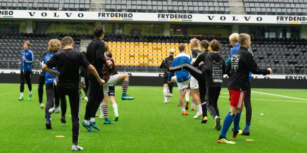 Fotballspillere spiller fotball på en fotballstadion