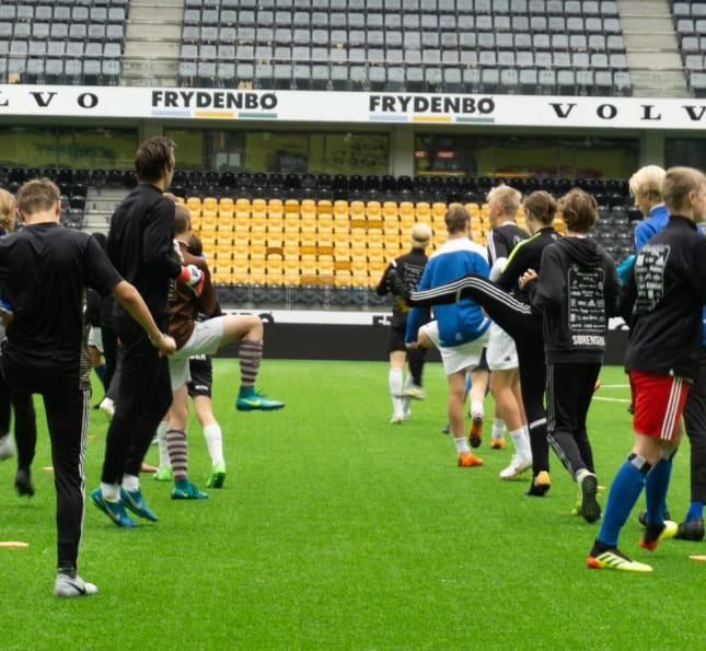 Fotballspillere spiller fotball på en fotballstadion