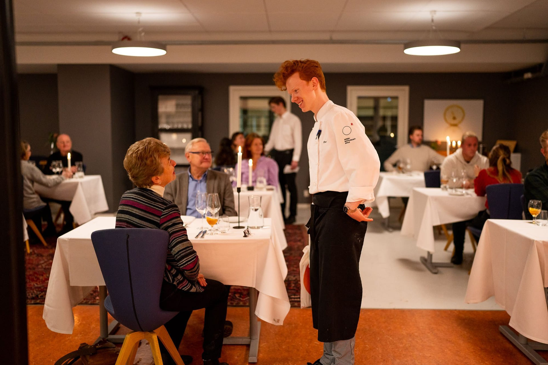 Elev serverer mat fra Akademiet Norsk Restaurantskole