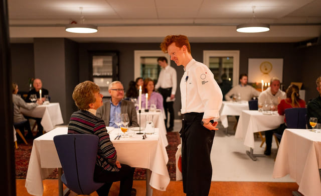 Elev serverer mat fra Akademiet Norsk Restaurantskole