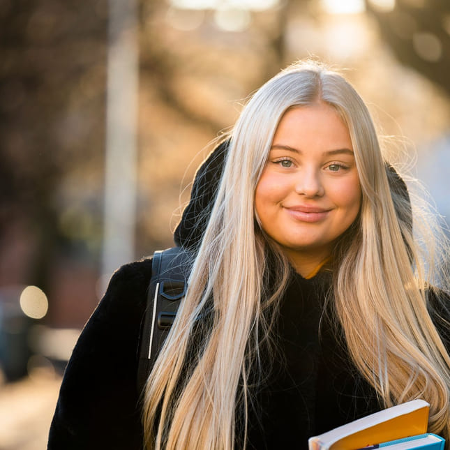 Privatist holder en bok på Akademiet Privatistskole