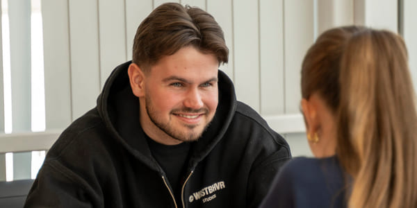To elever jobber sammen i gruppe på Akademiet Privatistskole