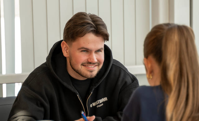 To elever jobber sammen i gruppe på Akademiet Privatistskole