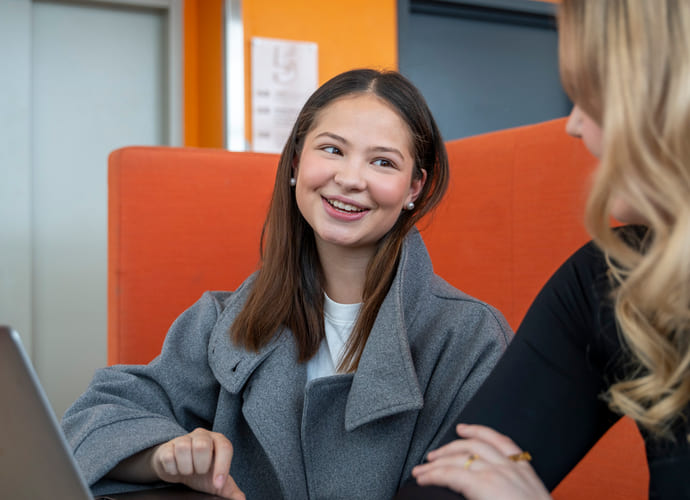 Elev smiler til medelev på Akademiet