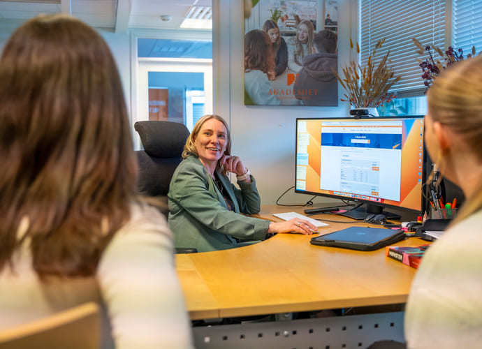 Rådgiver snakker med to privatister