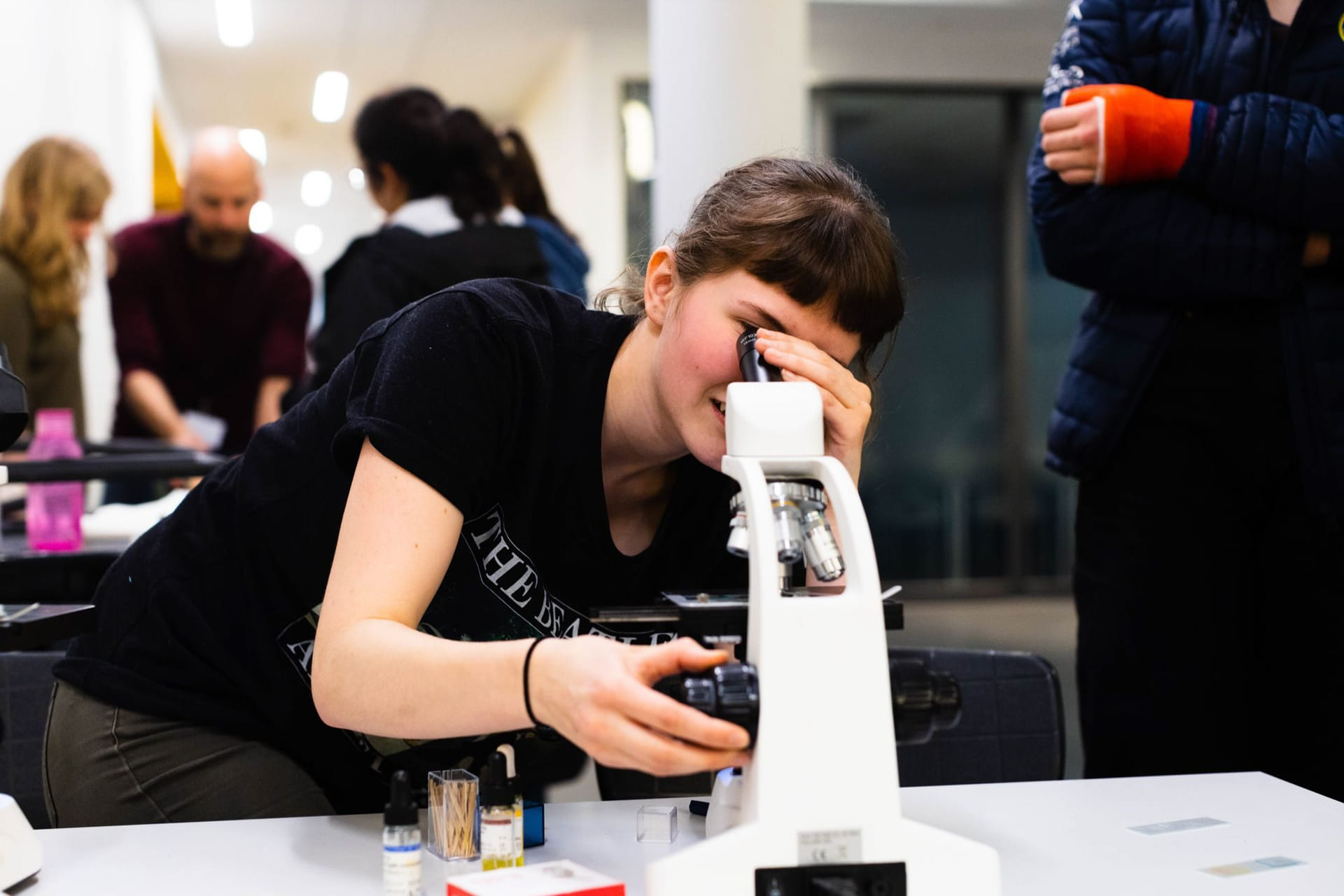 Elev på Akademiet jobber med biologi