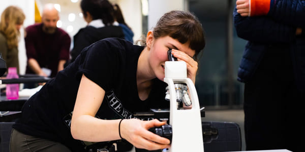 Elev på Akademiet jobber med biologi