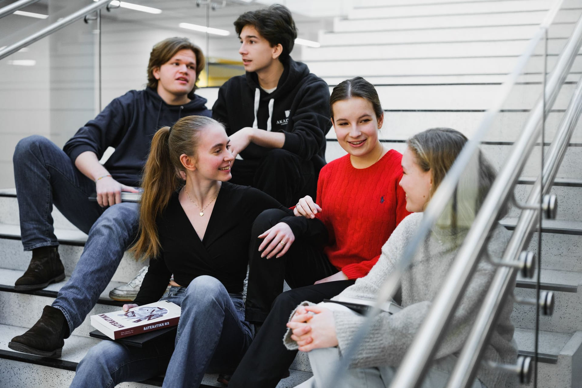 Elever sitter i trappa på Akademiet Realfagsgymnas Sandvika