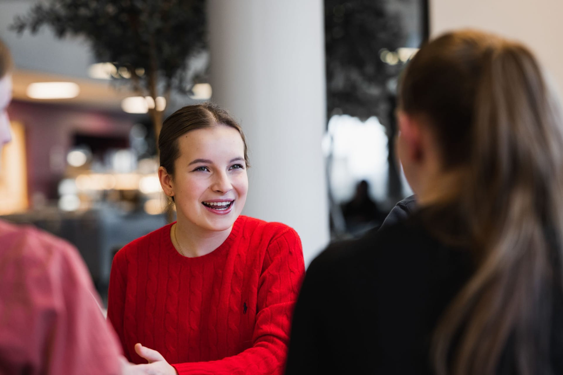 Elever på Akademiet Realfagsgymnas Sandvika snakker sammen på skolen