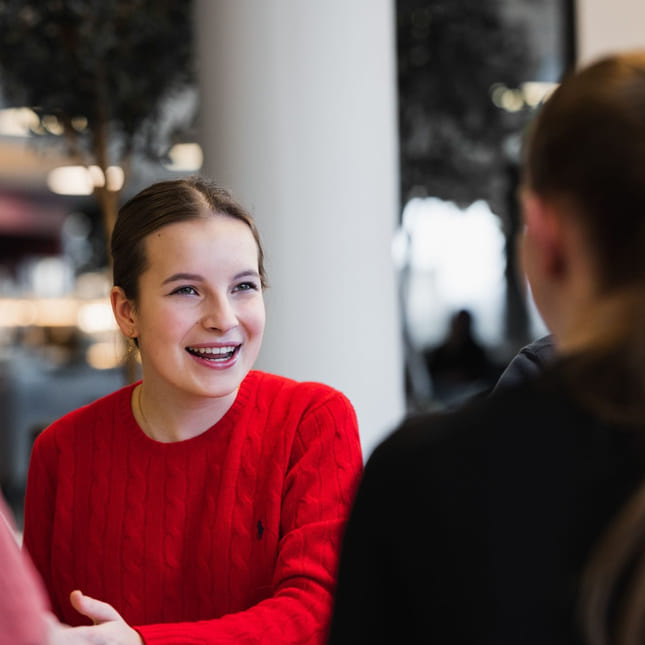 Elever på Akademiet Realfagsgymnas Sandvika snakker sammen på skolen