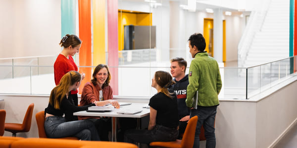 Elever sitter i fellesområdet på Akademiet VGS Sandvika