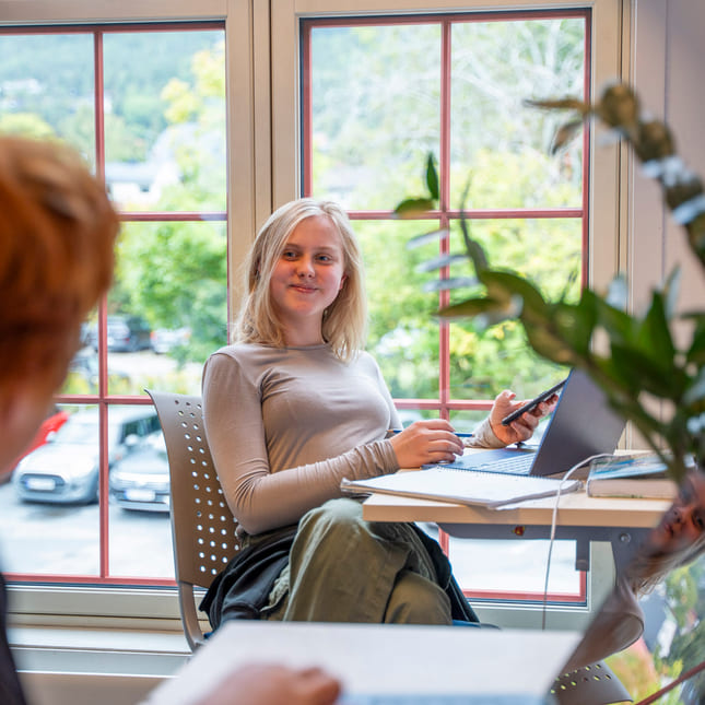 Elever sitter på kontoret sitt på Akademiet Realfagsskole Drammen