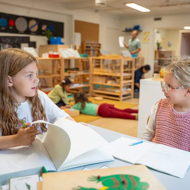 Elev og lærer jobber med montessori-materiell på Akademiet Realfagsskole Drammen