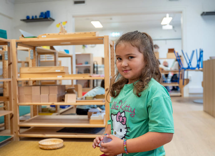 Elev og lærer jobber med montessori-materiell på Akademiet Realfagsskole Drammen