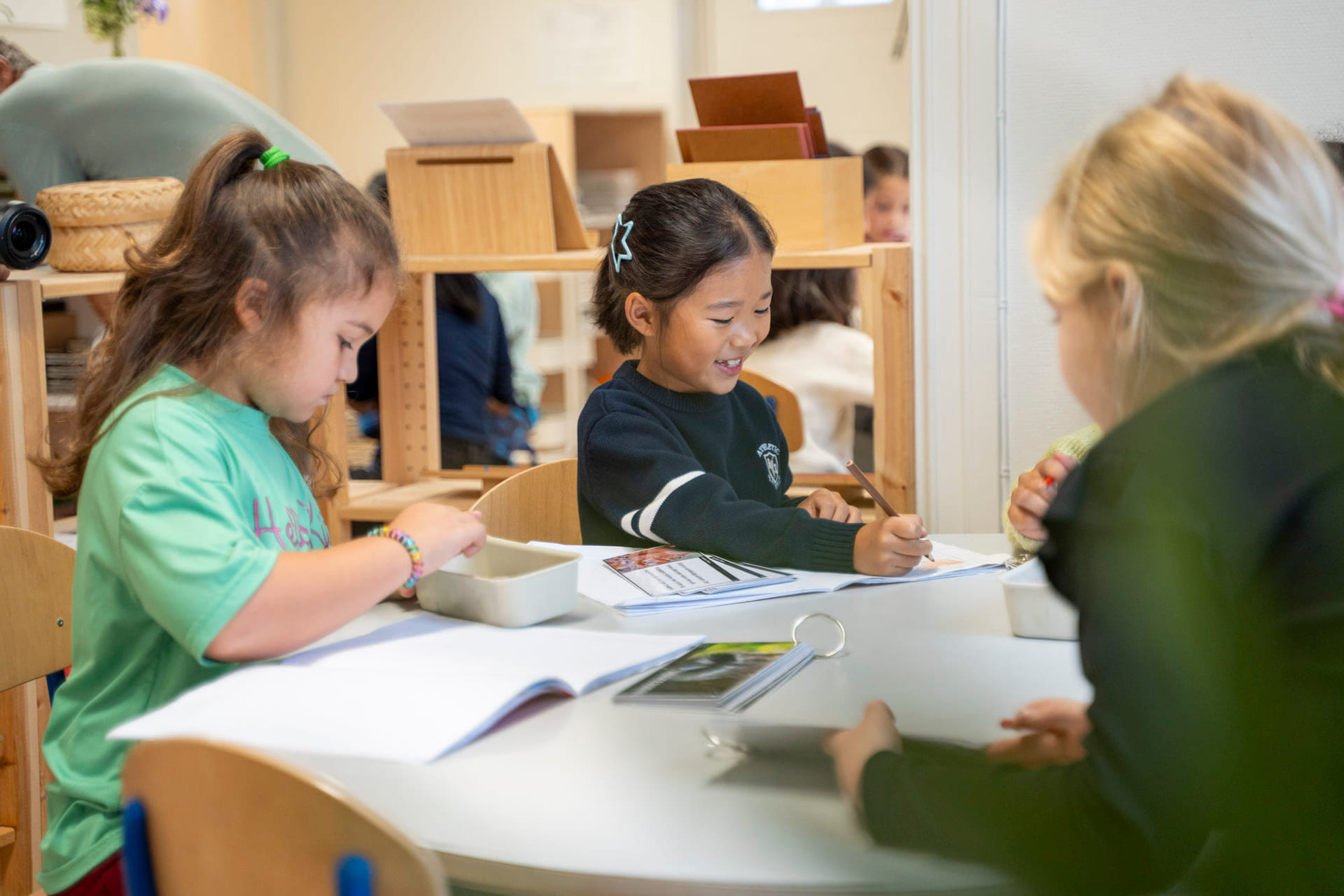 Elev og lærer jobber med montessori-materiell på Akademiet Realfagsskole Drammen