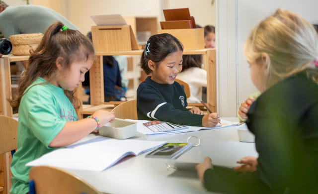 Elev og lærer jobber med montessori-materiell på Akademiet Realfagsskole Drammen