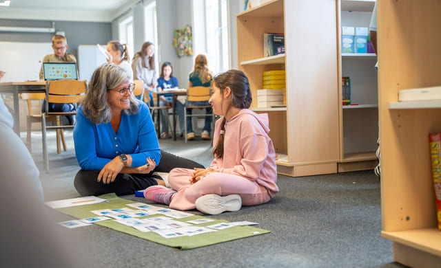 Elev og lærer jobber med montessori-materiell på Akademiet Realfagsskole Drammen
