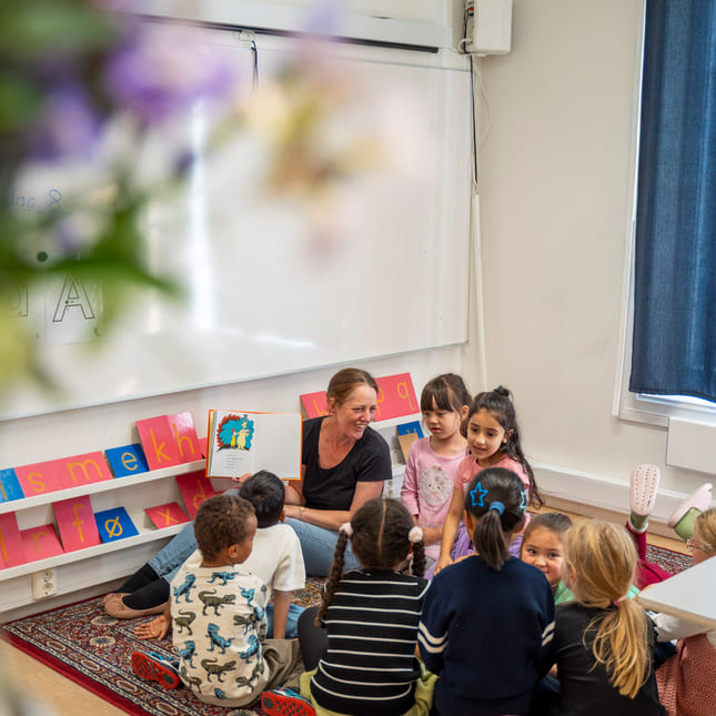 Elev og lærer jobber med montessori-materiell på Akademiet Realfagsskole Drammen