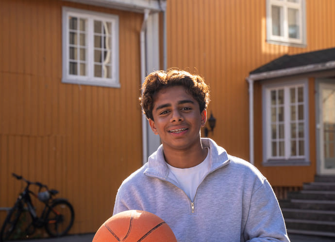 Elev spiller basket på Akademiet Realfagsskole Drammen
