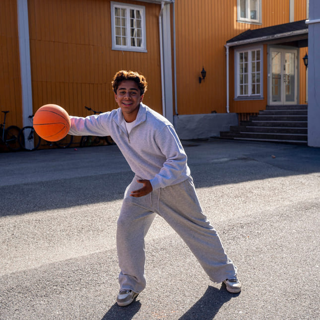 Elev spiller basket på Akademiet Realfagsskole Drammen