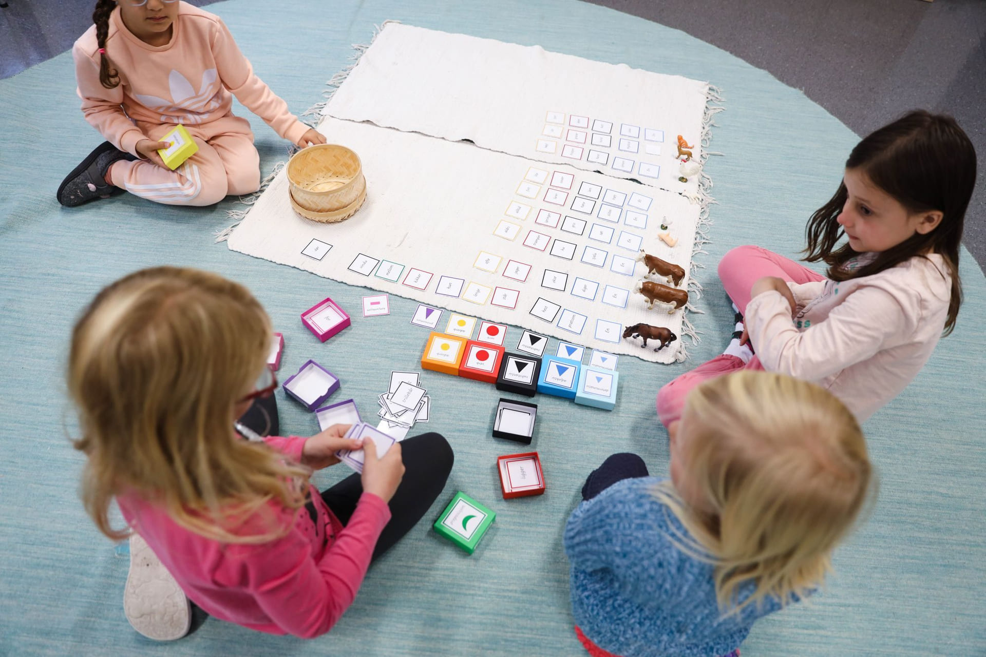 Elever på Akademiet Realfagsskole Drammen jobber med montessori-skolemidler