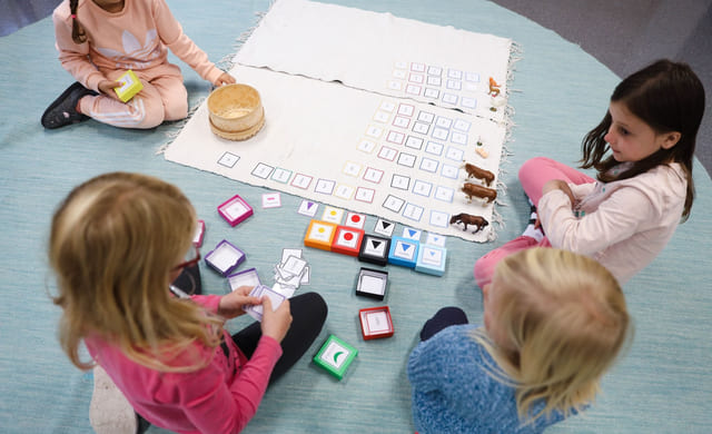 Elever på Akademiet Realfagsskole Drammen jobber med montessori-skolemidler