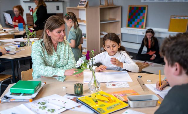 Elever og lærere i montessori-inspirert klasserom på akademiet realfagsskole drammen