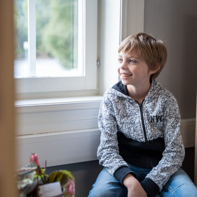 Elev på Akademiet Realfagsskole Drammen sitter i et hjørne på skolen