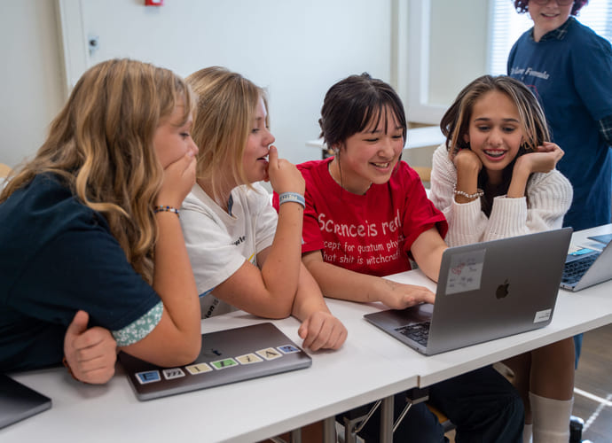 Elever på Akademiet Realfagsskole Drammen jobber fokusert i klasserommet