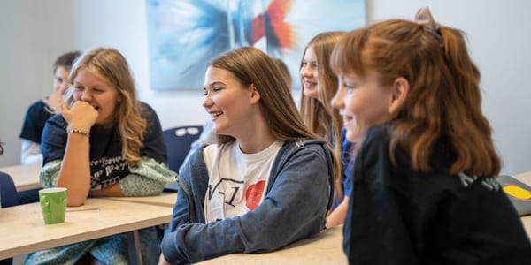 Elever på Akademiet Realfagsskole Drammen følger fokusert med i klasserom