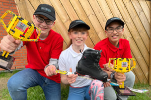 Tove Filippa Hauge-Iversen og to andre elever på Akademiet Realfagsskole Drammen poserer med lego-pokal