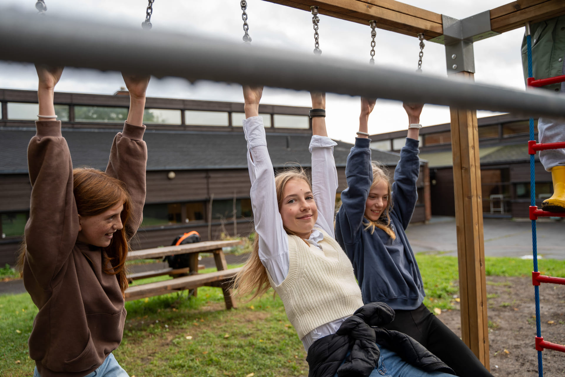 Elever på Akademiet Realfagsskole Oslo leker i skolegården