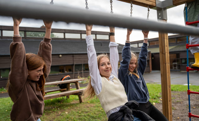 Elever på Akademiet Realfagsskole Oslo leker i skolegården