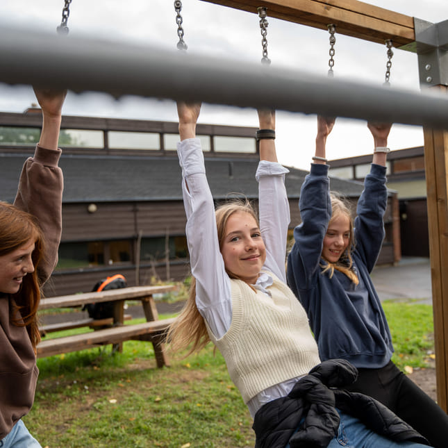 Elever på Akademiet Realfagsskole Oslo leker i skolegården