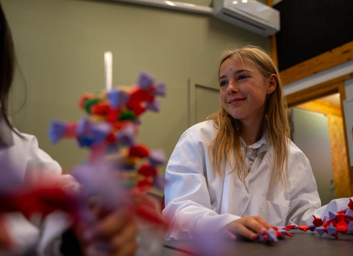 Elev jobber med Dna-materie på Akademiet Realfagsskole Oslo.