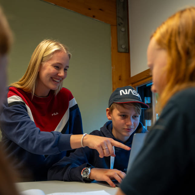 Lærer veileder elever på Akademiet Realfagsskole Oslo