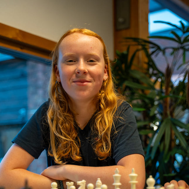 Elev på Akademiet Realfagsskole Oslo spiller sjakk