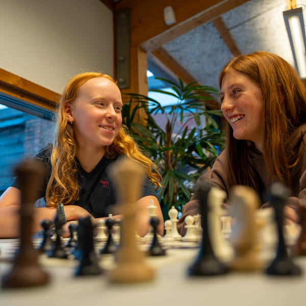 Elever på Akademiet Realfagsskole Oslo spiller sjakk