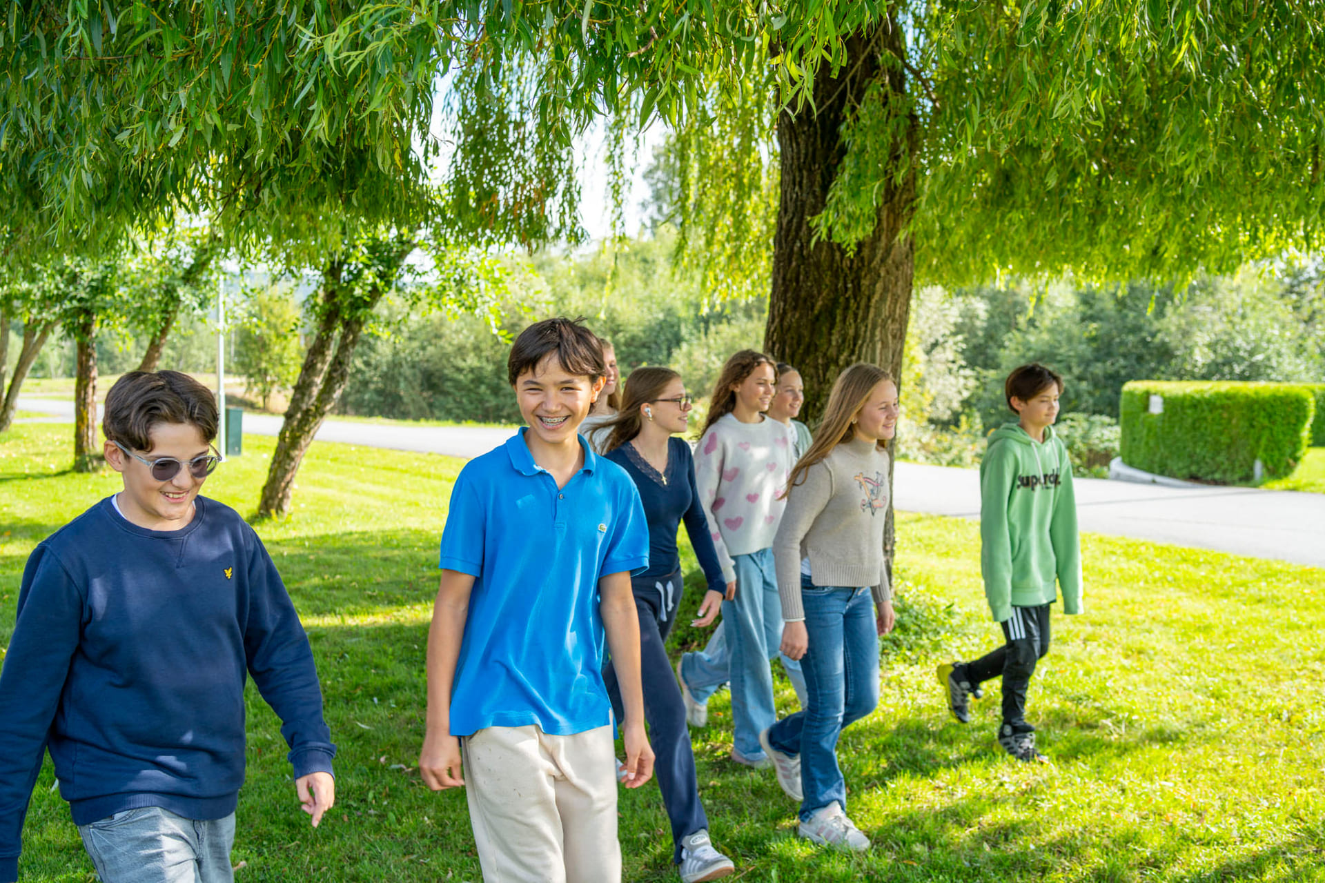 Elever går utenfor Akademiet Ungdomsskole Lier