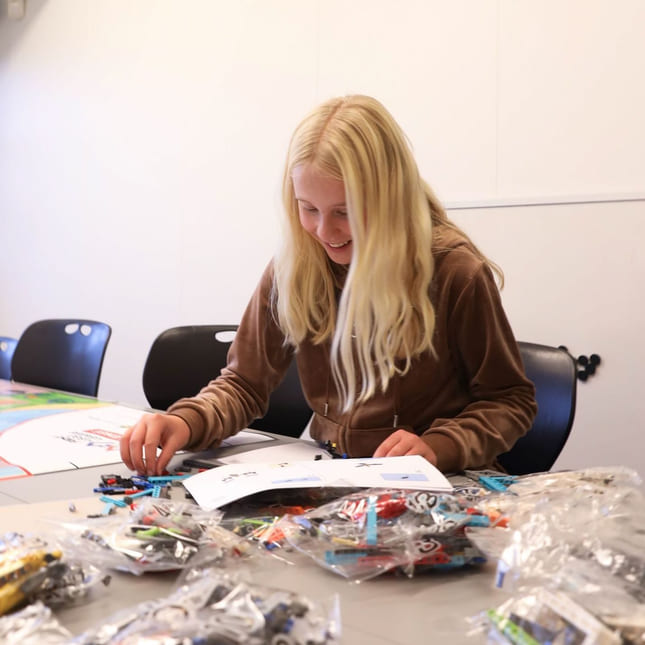 Elev jobber med First Lego League på Akademiet Ungdomsskole Lier